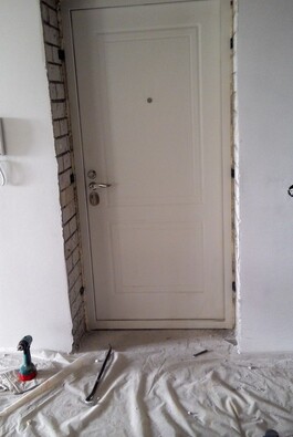 дверь в квартиру с МДФ белого цвета