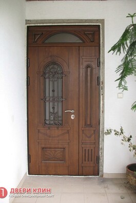 Парадная дверь с массивом с фрамугой, ковкой и стеклопакетом