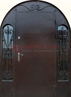 Арочная дверь со стеклом и ковкой ДА-16 под старину в Липецке