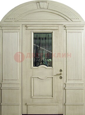 Белая входная дверь массив со стеклом и ковкой ДА-49 в Липецке