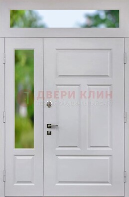 Белая полуторная железная дверь со стеклом и фрамугами ДФГ-10 в Липецке