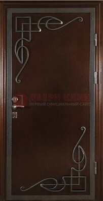Коричневая входная дверь с ковкой ДК-16 для дома в Липецке