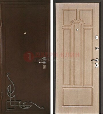Квартирная коричневая железная дверь с ковкой ДК-19 в Липецке