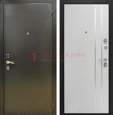 Железная темная дверь с порошковым покрытием и белая МДФ с молдингами  ДП-296 в Липецке