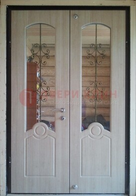 Парадная дверь со стеклянными вставками и ковкой ДПР-23 в деревянный дом в Липецке