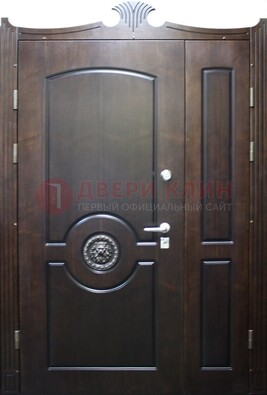 Коричневая парадная дверь с украшением ДПР-52 с утеплением в Сочи