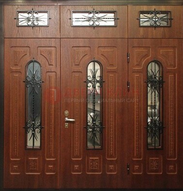 Парадная дверь с металлическими вставками и ковкой ДПР-72 в дом в Липецке