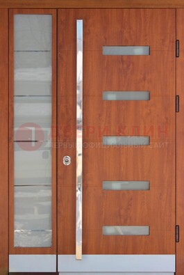 Коричневая металлическая дверь со стеклом ДС-72 в Липецке