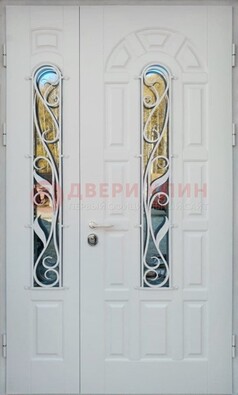 Распашная стальная дверь со стеклом и ковкой в белом цвете ДСК-120 в Липецке