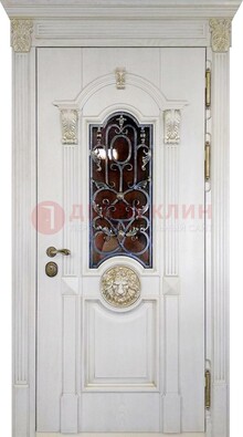 Белая железная дверь со стеклом и ковкой для кирпичного дома ДСК-155 в Липецке