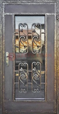 Коричневая наружная дверь порошок со стеклом и ковкой ДСК-160 в Липецке