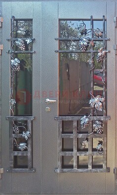 Распашная уличная дверь Порошок со стеклом и ковкой ДСК-221 в Липецке
