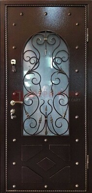 Влагостойкая дверь со стеклом и ковкой с декором ДСК-37 в Воронеже