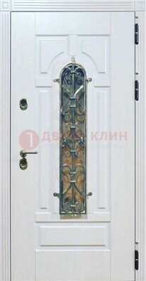 Белая остекленная металлическая дверь с ковкой ДСК-98 в Липецке