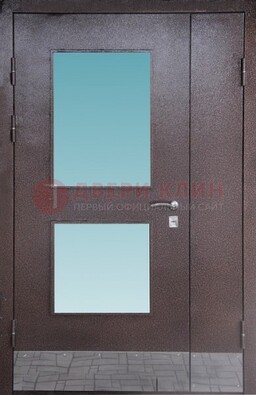 Коричневая тамбурная дверь со стеклянными вставками ДТМ-21 в Липецке