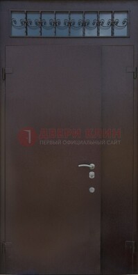Коричневая тамбурная дверь со стеклянными вставками и ковкой ДТМ-39 в Липецке