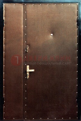 Коричневая тамбурная дверь с оформлением ДТМ-40 в Липецке