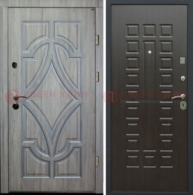 Стальная серая дверь с узором и виноритом Венге внутри ДВТ-131 в Сургуте