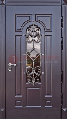 Темная уличная дверь с виноритом и стеклом с ковкой ДВТ-164 в Сургуте