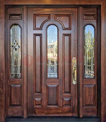 Железная классическая дверь с массивом дуба и витражом ВЖ-18 в Липецке