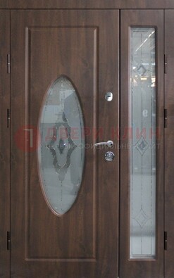Коричневая двухстворчатая железная дверь с МДФ и витражом ВЖ-33 в Липецке